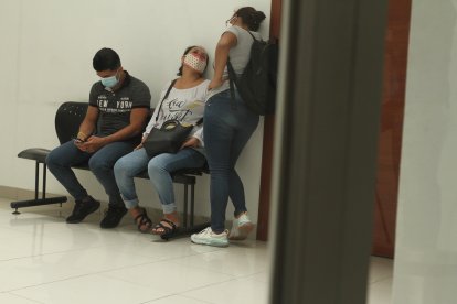 Familiares acudieron a la Dinased. Evitaron dar detalles de lo sucedido a los medios de comunicación.