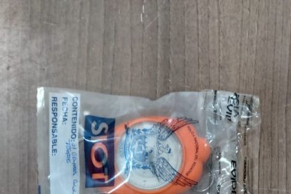 La policía no precisó el tipo de sustancia que venía en estos pequeños paquetes, se presume que es H o cacaína.