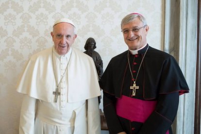 El representante del papa en el Ecuador (derecha) dijo que no se deben mal interpretar las palabras de la máxima autoridad