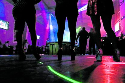 La mayoría dejó la comodidad y seguridad de los night clubes para laborar en las avenidas.