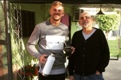 Javier Burrai junto a su padre Óscar, quien falleció la semana anterior.