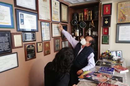 Junto a Andrea va al rincón de sus recuerdos donde están sus discos y reconocimientos.