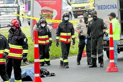 Los bomberos acudieron al lugar, pero no pudieron hacer nada por el transeúnte.