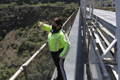 La agente relata los momentos de pánico que vivió junto al hombre que intentó lanzarse.