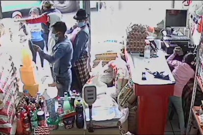 La niña fue captada por las cámaras mientras hurtaba.