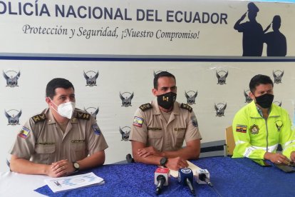 El Gral. Víctor Zárate, junto al Crnl. Henry Tapia y al Tcnl. Xavier Alvarado, dio detalles del proceso que siguen las armas incautadas.