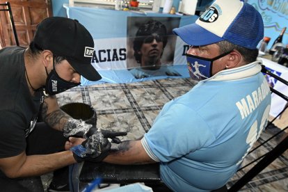 Rodriguez, se hizo un nuevo tatuaje de Maradona, el artista Juan Rojas,se lo hizo.