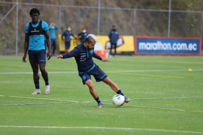 Adolfo Muñoz, jugador de Liga de Quito en su trabajo con la Tri.