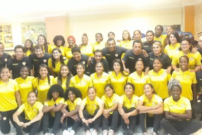 El equipo femenino de Barcelona compartió un ameno momento con el hincha Ángel Encalada, en las calles Sucre y Boyacá.