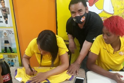 Las chicas estamparon su firma, teniendo como testigo al agasajado.