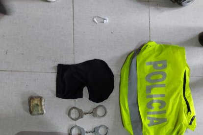 Parte de los artículos que se guardaban en la vivienda, incluido un chaleco de la Policía.