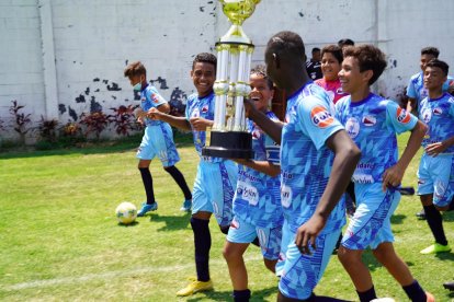 Los jugadores del equipo Ferroviarios dieron la tradicional vuelta olímpica.