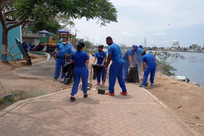 En la cooperativa Santiago Bucaram la Policía junto a moradores hicieron limpieza con el fin de adecentar los espacios comunitarios.