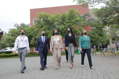 La ministra María Paula Romo (c) inspeccionó el desarrollo de las actividades en la Ecotec.