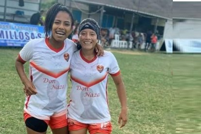 Kerly y su amiga Vianca, ambas jugadoras del 7 de Febrero.