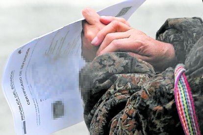 La pariente de los menores de edad llevaba consigo un acta en la que se detallaba la causa del fallecimiento.