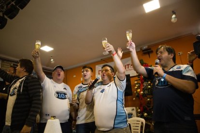 Los integrantes de la iglesia Maradoniana brindan e honor a su patrono Diego Maradona