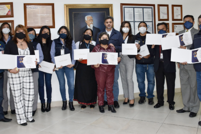 El director general, Rodrigo Avilés (c), junto a funcionarios que recibieron reconocimientos por aniversario.