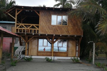 En la comuna son amigables con el medio ambiente. Sus cabañas son de madera y bambú.