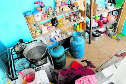 En esta cocina fue localizado el cuerpo del hombre. Todavía están las huellas de sangre cerca de los cilindros de gas.