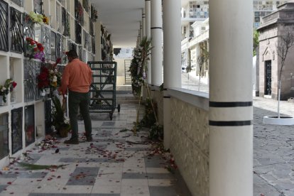 El trabajo más laborioso para los encargados del cementerio es retirar las flores secas.