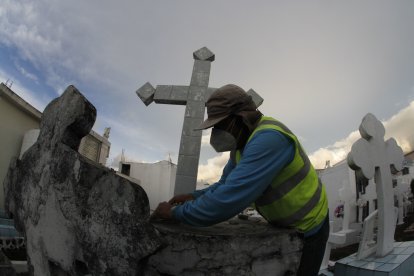 En Machachi,  hay personas que dejaron de visitar y arreglar tumbas.