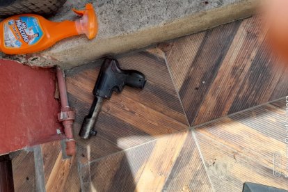 Un arma de fuego de fabricación artesanal fue hallada en la escena del crimen.