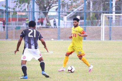Aguirre juega de volante, tuvo un paso por el fútbol sala.