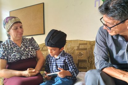 Al pequeño le gusta cantar y para ello usa el celular. Su casco de esponja, también creado por su padre le ayuda a amortiguar los golpes.