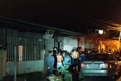 A las dos de la madrugada encontraron a la joven en este inmueble.