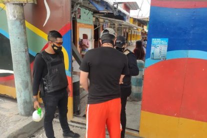 En la cercana calle 18 opera el barrio de tolerancia, donde sí hay protocolos de bioseguridad.