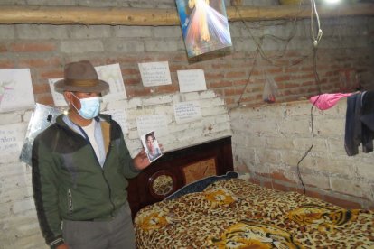 En el cuarto donde el joven dormía todo está como él lo dejó.