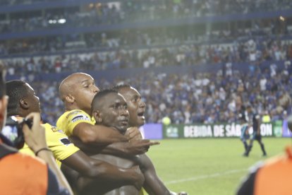 El jugador Beder Caicedo (d) hizo gestos obscenos, tras el gol que marcó Erick Castillo ante Emelec.