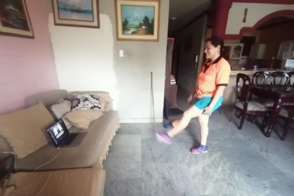 Erika González trabaja desde su casa, debido a la pandemia. El rugby le ha permitido superar en gran medida su discapacidad intelectual.