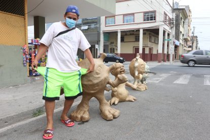 Narváez muestra sus bolsillos vacíos, afirma que el coronavirus lo ha dejado 'chiro'.