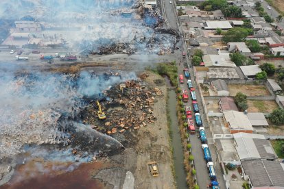 La nube de humo que cubre la zona del siniestro causa malestar en habitantes de Durán.