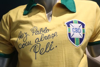 Un amigo le ayudó a conseguir esta camiseta de la selección de Brasil, firmada por Pelé.