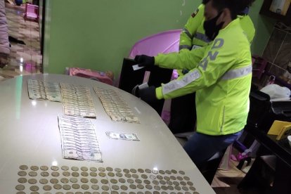 Más de 800 dólares fueron decomisados.