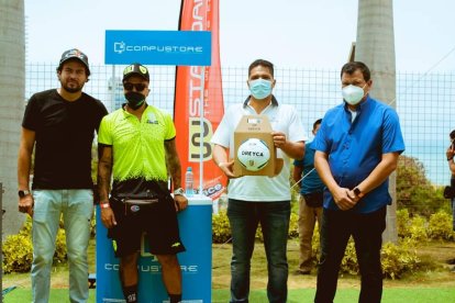 Jaime Iván Kavides (i) junto a Andrey Barrios de balones Dreyca (blanco).