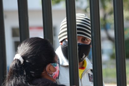 La pareja se comunicaba por las rejas.