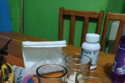 La sustancia fue encontrada en tres vasos cuando hallaron los cuerpos de los niños y del hombre.