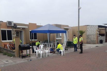 El cadáver quedó botado en el portal donde el hombre había realizado una presentación.