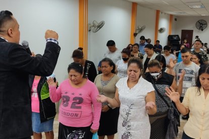 Con pasión predica a los creyentes el pastor Juan.