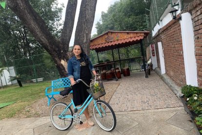 Jeans y camiseta blanca. Son una excelente pareja para formar un estilo 10/10. Si te inspiras con los accesorios le darás el toque que tanto deseas. Un outfit que favorece a las mujeres delgadas y con curvas.