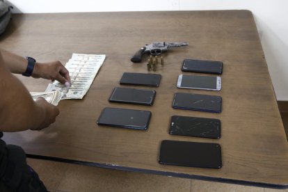 Las evidencias halladas a los sospechosos.