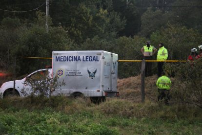 Los agentes de Criminalística y Dinased se organizaron para extraer el cadáver de la mujer, de 38 años.