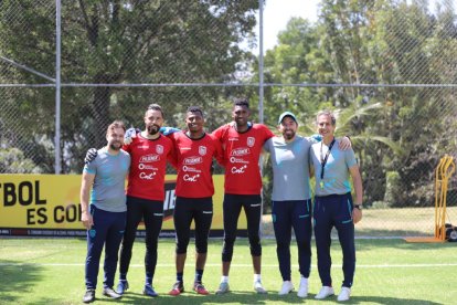 Los arqueros Galindez, Ortiz y Domíngues junto a parte del cuerpo técnico de laTricolor.