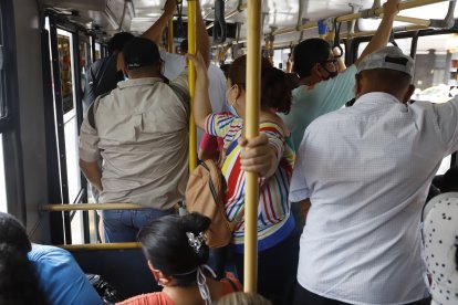 Varios articulados de la metrovía circulan casi llenos de pasajeros, siendo un riesgo de contagio.
