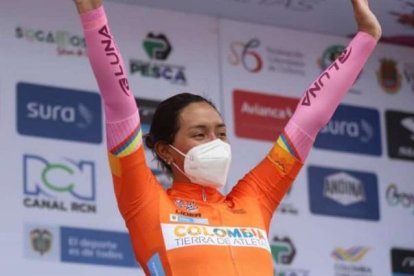 Miryam Núñez celebra en el podio como líder de la competencia en Colombia