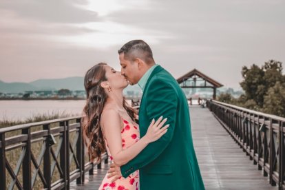 Otra de las fotos que se tomó la pareja al momento de su compromiso matrimonial.